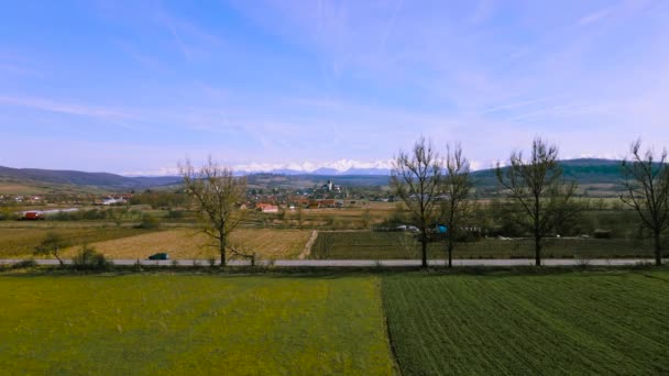 Luftaufnahme Über Die Landschaft Rumänien Bei Hosman Dorf Mit Der — Stockvideo