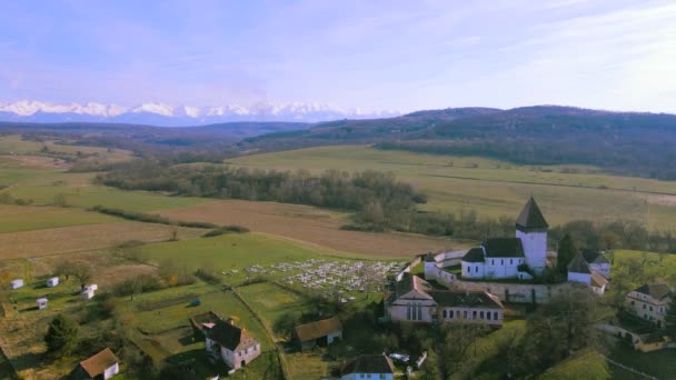 루마니아 시비우군의 호프만 마을에 요새화 교회의 고도에서 비행하는 드론에 촬영되었습니다 — 비디오