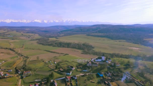 Вид Воздуха Сельскую Местность Румынии Деревне Хосман Укрепленной Церковью Горами — стоковое видео