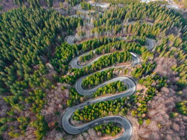 Dağlardaki kıvrımlı ve kıvrımlı bir yolun hava fotoğrafçılığı. Fotoğraf, yüksek irtifadaki bir İHA 'dan çekildi..