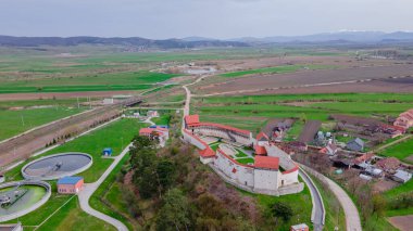 Romanya 'nın Brasov ilinde yer alan Feldioara Ortaçağ karakolunun hava fotoğrafları. Fotoğraf, istihkamın peyzaj görüntüsü için kamera seviyesine sahip bir insansız hava aracından çekildi..