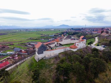 Romanya 'nın Brasov ilinde yer alan Feldioara Ortaçağ karakolunun hava fotoğrafları. Fotoğraf, istihkamın peyzaj görüntüsü için kamera seviyesine sahip bir insansız hava aracından çekildi..