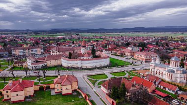 Romanya 'nın Brasov kentinde bulunan Prejmer' in güçlendirilmiş kilisesinin hava manzarası. Fotoğraf, bir peyzaj fotoğrafçılığı için alçak irtifada ve kamera seviyesinde bir insansız hava aracından çekildi..