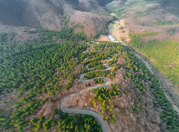 Luftaufnahme Einer Kurvenreichen Straße Den Bergen Mit Serpentinen Und Kurven — Stockfoto