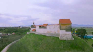 Romanya 'nın Brasov ilinin Feldioara kentindeki ortaçağ güçlendirilmiş karakolunun insansız hava aracı görüntüleri. Video bir İHA 'dan çekilmiş.