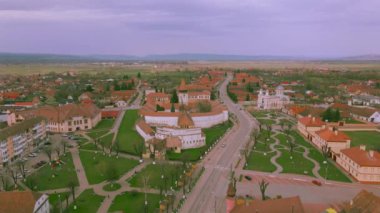 Romanya 'nın Brasov kentindeki Prejmer kentindeki güçlendirilmiş kilisenin klibi. Video, tahkimatın yörüngesinde uçarken bir İHA 'dan çekilmiş.. 