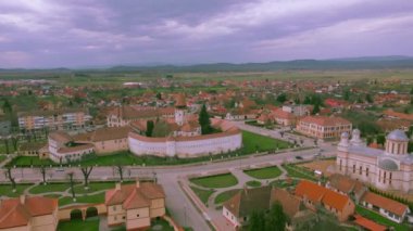 Romanya 'nın Brasov ilinin Prejmer kentindeki ortaçağ güçlendirilmiş kilisesinin insansız hava aracı görüntüleri. Video, panoramik görüntü için kamera seviyesiyle kaleye doğru ilerlerken bir drondan çekilmiş.