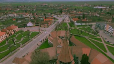 Romanya 'nın Brasov ilinin Prejmer kentindeki ortaçağ güçlendirilmiş kilisesinin insansız hava aracı görüntüleri. Video, kalenin üzerinden geriye doğru uçarken ve kamerayı yukarı doğru çevirirken bir drondan çekilmiş.