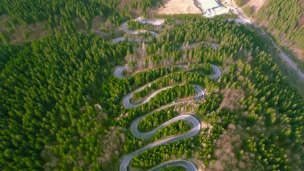Vista Aérea Uma Estrada Sinuosa Nas Montanhas Atirar Drone Durante — Vídeo de Stock