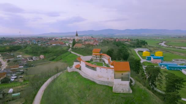 在罗马尼亚布拉索夫县Feldioara的中世纪防御工事的无人机录像 视频是由一架无人驾驶飞机在围绕防御工事的轨道上飞行时拍摄的 — 图库视频影像