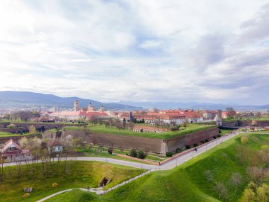 Romanya 'nın Alba Iulia kentindeki Alba Carolina kalesinin hava manzarası. Fotoğraf, yıldız şeklindeki kalenin panoramik görüntüsü için kamera seviyesine sahip bir drondan çekildi..