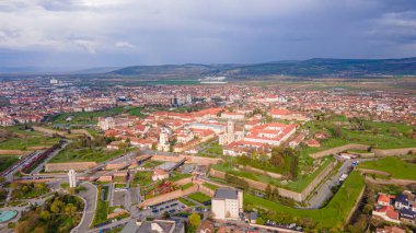 Romanya 'nın Alba Iulia kentindeki Alba Carolina kalesinin hava manzarası. Fotoğraf, yıldız şeklindeki kalenin panoramik görüntüsü için kamera seviyesine sahip bir drondan çekildi..