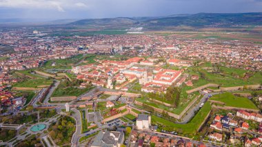 Romanya 'nın Alba Iulia kentindeki Alba Carolina kalesinin hava manzarası. Fotoğraf, yıldız şeklindeki kalenin panoramik görüntüsü için kamera seviyesine sahip bir drondan çekildi..