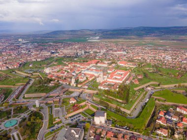 Romanya 'nın Alba Iulia kentindeki Alba Carolina kalesinin hava manzarası. Fotoğraf, yıldız şeklindeki kalenin panoramik görüntüsü için kamera seviyesine sahip bir drondan çekildi..