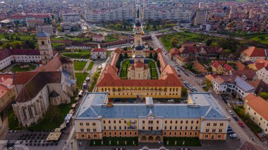 Romanya 'nın Alba Iulia kentindeki Alba Carolina kalesinin hava manzarası. Fotoğrafta yeniden birleşme katedrali yukarıdan görülebiliyor. Kameralı bir drondan çekiliyor.