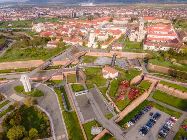 Romanya 'nın Alba Iulia kentindeki Alba Carolina kalesinin hava manzarası. Fotoğraf makinesi, yıldız şeklindeki kalenin üst görüntüsü için kamerayla aşağıya eğilmiş bir İHA tarafından çekildi..