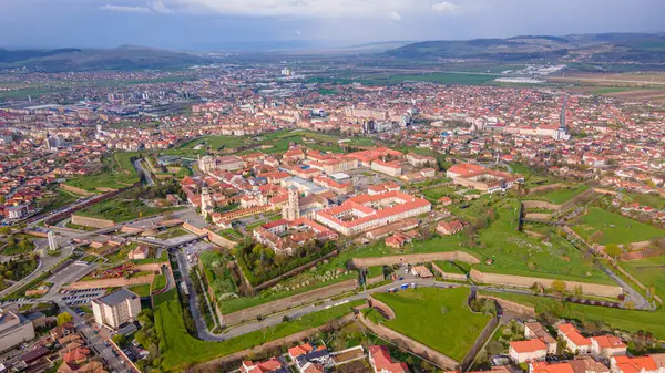 Romanya 'nın Alba Iulia kentindeki Alba Carolina kalesinin hava manzarası. Fotoğraf, yıldız şeklindeki kalenin panoramik görüntüsü için kamera seviyesine sahip bir drondan çekildi..
