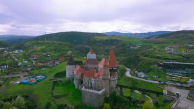 Romanya 'daki Hunedoara Kalesi' nin hava görüntüleri. Video, daha alçak bir irtifada bir drondan kaleyle birlikte ilerlerken çekilmiş. Kamera panoramik görünüm için düzeydi.