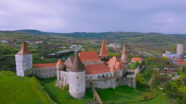 Romanya 'daki Hunedoara Kalesi' nin hava görüntüleri. Video, daha alçak bir irtifada bir drondan, yörüngede uçarken, bina görüş alanındayken çekilmiş..