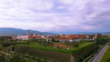Romanya 'nın Alba Iulia kentindeki Alba Carolina kalesinin hava manzarası. Görüntüler, yıldız şeklindeki kalenin panoramik görüntüsü için kamera seviyesine sahip bir İHA tarafından çekildi..
