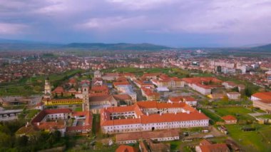 Romanya 'nın Alba Iulia kentindeki Alba Carolina kalesinin hava manzarası. Görüntüler, yıldız şeklindeki kalenin panoramik görüntüsü için kamera seviyesine sahip bir İHA tarafından çekildi..