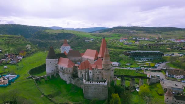 Flygbilder Från Hunedoara Slott Rumänien Video Filmades Från Drönare Lägre — Stockvideo