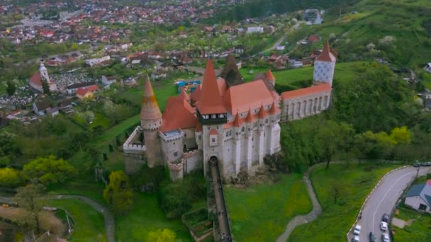 Flygfoto Över Hunyads Slott Hunedoara Rumänien Vårsäsongen Regnig Dag Bilder — Stockvideo