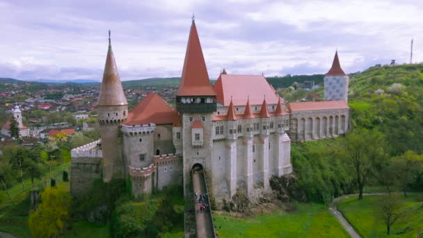 Romanya Daki Hunedoara Kalesi Nin Hava Görüntüleri Video Alçak Irtifada — Stok video