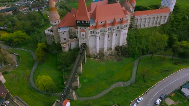 Aerial Näkymä Hunyad Linna Hunedoara Romania Kevätkaudella Sateisena Päivänä Kuvamateriaalia — kuvapankkivideo