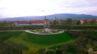Romanya 'nın Alba Iulia kentindeki Alba Carolina kalesinin hava manzarası. Görüntüler, panoramik görüntü için kamera seviyesine sahip bir İHA 'dan çekildi ve geçide doğru uçtu..