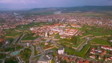 Romanya 'nın Alba Iulia kentindeki Alba Carolina kalesinin hava manzarası. Görüntüler, yıldız şeklindeki kalenin panoramik görüntüsü için kamera seviyesine sahip bir İHA tarafından çekildi..