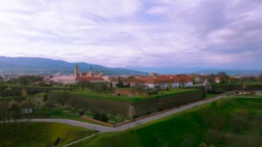 Romanya 'nın Alba Iulia kentindeki Alba Carolina kalesinin hava manzarası. Görüntüler, yıldız şeklindeki kalenin panoramik görüntüsü için kamera seviyesine sahip bir İHA tarafından çekildi..