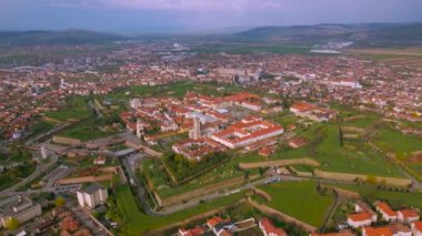 Romanya 'nın Alba Iulia kentindeki Alba Carolina kalesinin hava manzarası. Görüntüler, yıldız şeklindeki kalenin panoramik görüntüsü için kamera seviyesine sahip bir İHA tarafından çekildi..