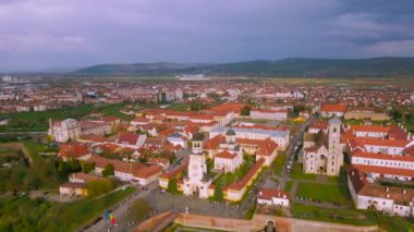 Romanya 'nın Alba Iulia kentindeki Alba Carolina kalesinin hava manzarası. Görüntülerde yeniden birleşme katedrali yukarıdan görülebiliyor. Panoramik bir görüntü için kamera seviyesine sahip bir drondan çekiliyor..