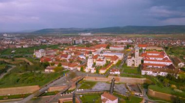 Romanya 'nın Alba Iulia kentindeki Alba Carolina kalesinin hava manzarası. Görüntüler, yıldız şeklindeki kalenin panoramik görüntüsü için kamera seviyesine sahip bir İHA tarafından çekildi..