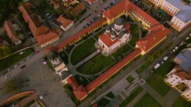 Romanya 'nın Alba Iulia kentindeki Alba Carolina kalesinin hava manzarası. Görüntülerde yeniden birleşme katedrali yukarıdan görülebiliyor. Kameralı bir drondan çekiliyor. Üst görüntü için alçaltılmış..