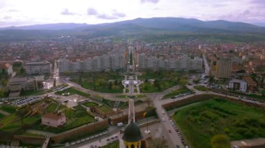 Romanya 'nın Alba Iulia kentindeki Alba Carolina kalesinin hava manzarası. Görüntülerde yeniden birleşme katedrali yukarıdan görülebiliyor. Kameralı bir drondan çekiliyor. Üst görüntü için alçaltılmış..