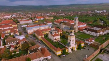Romanya 'nın Alba Iulia kentindeki Alba Carolina kalesinin hava manzarası. Görüntülerde yeniden birleşme katedrali yukarıdan görülebiliyor. Binaların üzerinde ilerlerken bir dron tarafından çekiliyor..