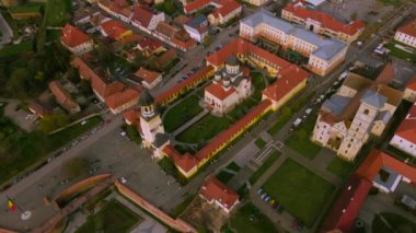 Romanya 'nın Alba Iulia kentindeki Alba Carolina kalesinin hava manzarası. Görüntülerde yeniden birleşme katedrali yukarıdan görülebiliyor. Kameralı bir drondan çekiliyor. Üst görüntü için alçaltılmış..