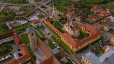 Romanya 'nın Alba Iulia kentindeki Alba Carolina kalesinin hava manzarası. Görüntülerde yeniden birleşme katedrali yukarıdan görülebiliyor. Kameralı bir drondan çekiliyor. Üst görüntü için alçaltılmış..