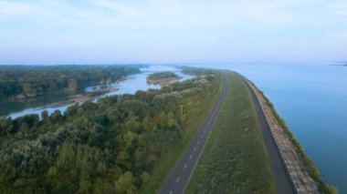 Bratislava, Slovakya yakınlarındaki Tuna Nehri üzerindeki hava manzarası. Görüntüler, sabah güneş doğarken, daha yüksek bir irtifada bir İHA tarafından çekildi..