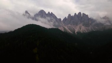 Yağmurlu günlerde İtalyan Dolomites dağlarının aşırı hızlanması. Görüntüler ileri doğru uçarken aynı yükseklikteki bir İHA 'dan çekildi..