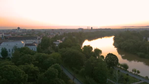 アラド市の中心部 公園と川のムーア川の上の空中映像 ビデオはドローンから撮影され 朝日の出に撮影され カメラのレベルで飛行していた — ストック動画