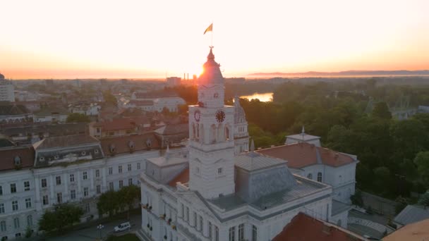 日の出にアラド市の中心部の上空の映像 眺めの行政の宮殿 ビデオは午前中にドローンから撮影され 建物の時計塔から後方に飛んでいた — ストック動画