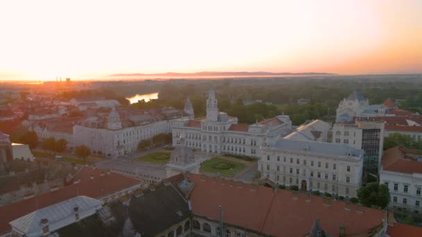 日の出にアラド市の中心部の上空の映像 眺めの行政の宮殿 ビデオは午前中にドローンから撮影され カメラレベルで前方に飛んでいました — ストック動画