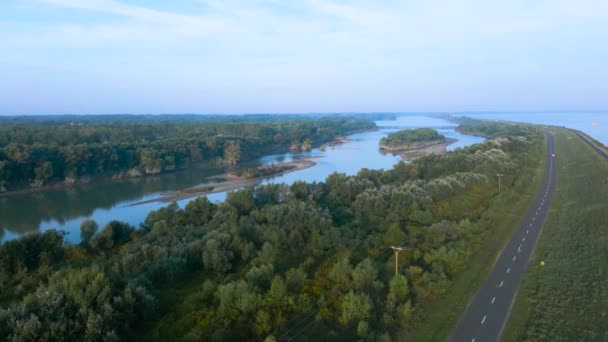 斯洛伐克布拉迪斯拉发附近多瑙河上空的空中景观 该录像是在日出时分 由一架无人驾驶飞机在河上高空拍摄的 — 图库视频影像