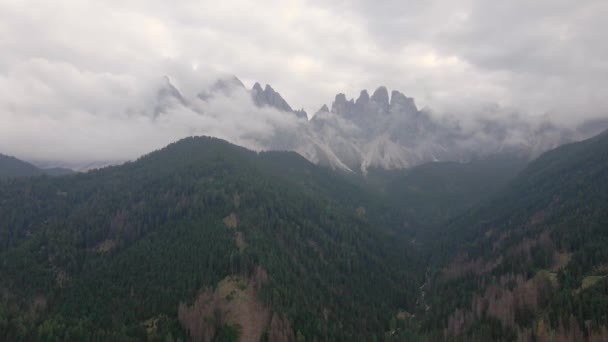 Αεροφωτογραφία Των Ιταλικών Δολομιτών Στην Αγία Μαγδαληνή Μια Βροχερή Μέρα — Αρχείο Βίντεο