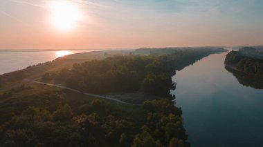 Bratislava, Slovakya yakınlarındaki Tuna Nehri üzerindeki hava manzarası. Fotoğraf, sabah güneş doğarken daha yüksek bir irtifada insansız hava aracından çekildi..
