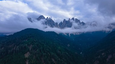 Yağmurlu bir günde, Saint Magdalena 'daki İtalyan Dolomitlerin hava görüntüsü. Fotoğraf, arka planda güzel Dolomitlerle daha yüksek irtifada bir drondan çekildi..