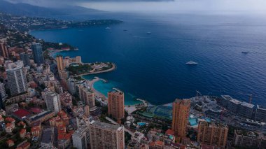 Monako, Monte Carlo üzerindeki hava manzarası. Fotoğraf, yüksek bir irtifada, gökdelenleri ve fırtınalı bir havada sahili olan bir uçaktan çekildi..